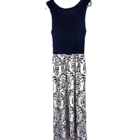 Dresses & Skirts - Black & White maxi dress Size L